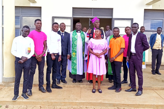 Guild Cabinet pose a photo with the Bishop